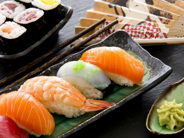 terveellinen ruoka brunssi japanilaiset erikoisuudet sushi lohi riisikala