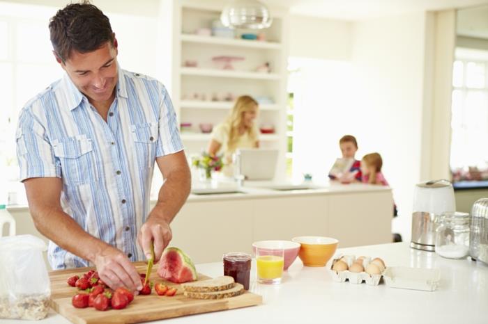 terveellisesti syövä perhe syö aamiaista yhdessä terveenä