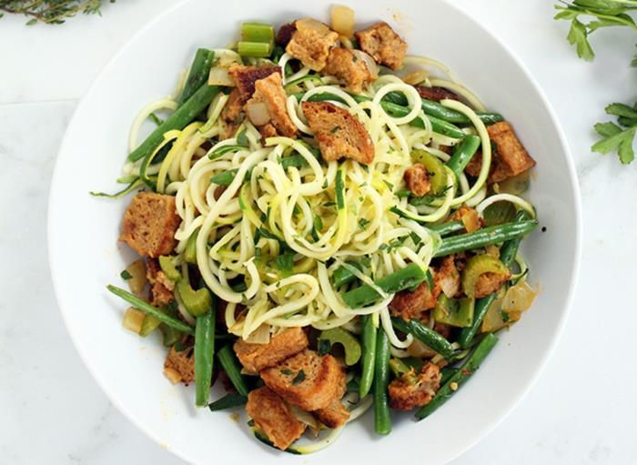 terveellinen syöminen vihannekset vihreät pavut pasta kesäkurpitsa valkosipuli proteiinit vegaani