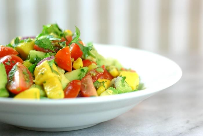 terveellinen syöminen vihannekset salaatti avokado mango