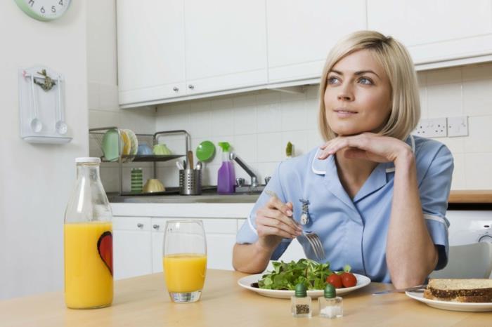 terveellinen syöminen terve kehon vinkit nainen keittiö