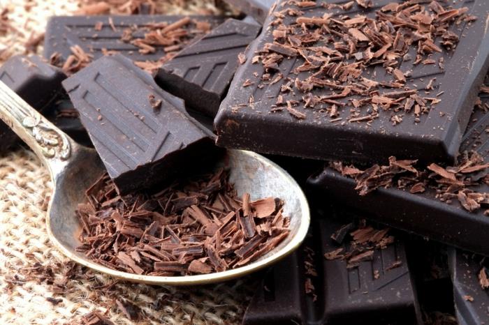 terveellinen syöminen hyvää ruokaa musta suklaa