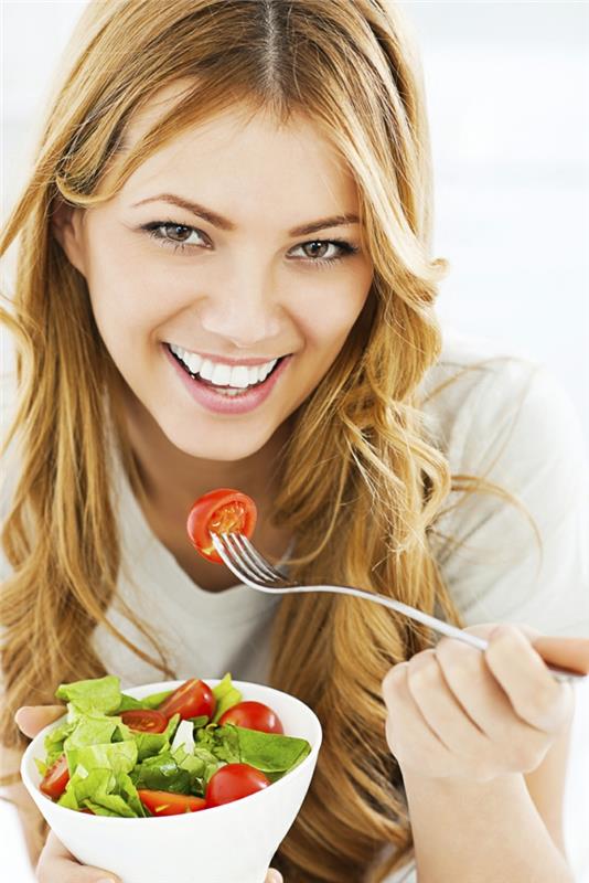 terveellinen elämä terveellinen syöminen salaatti nainen