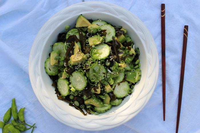 terveellinen syöminen salaatti levät kurkku avokado