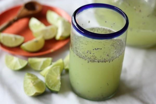 terveellinen juoma detox -hoito sitruunan chia -siemeniä