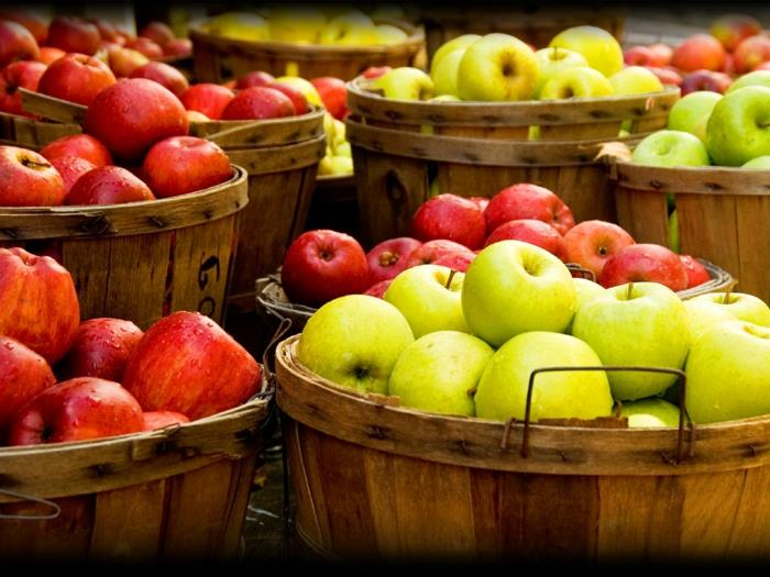 terveelliset elävät luomutuotteet omenat vihreä punainen