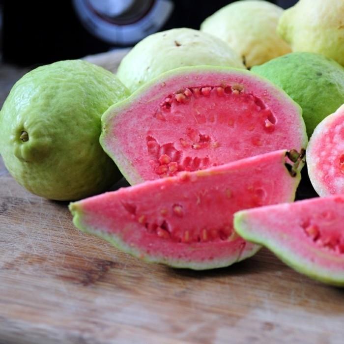 terveet hedelmät elävät terveessä guavassa, tärkeintä on terveet viipaleet