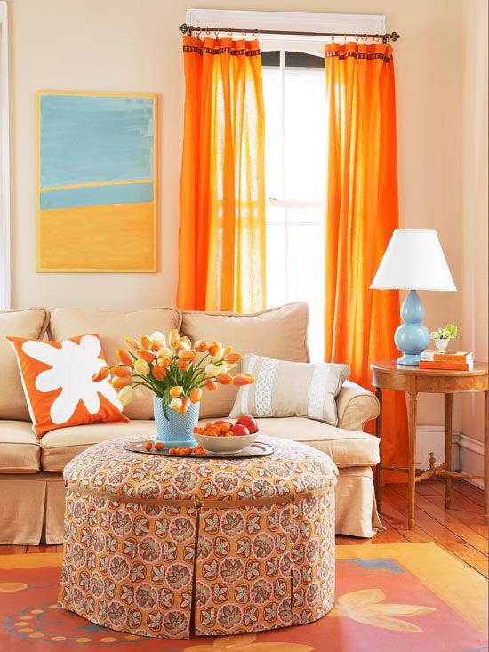 rohkea värimaailma olohuoneessa kirkkaan oranssit verhot
