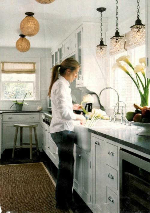 lasikuula kattokruunu koristelu keittiöidea tyylikäs