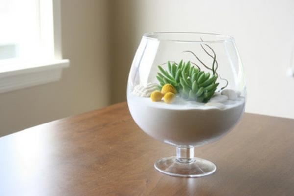 lasi, jossa on kasvikoristeita