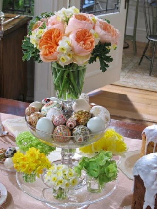 lasi pääsiäismunat munanpidike kukat kevät tuore pöytäkoriste