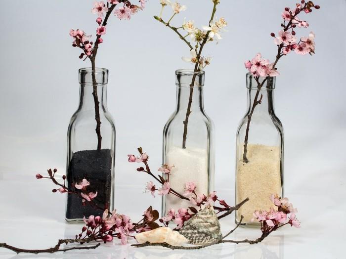 lasipullot, joissa on jousen oksat kukat kevätkoriste