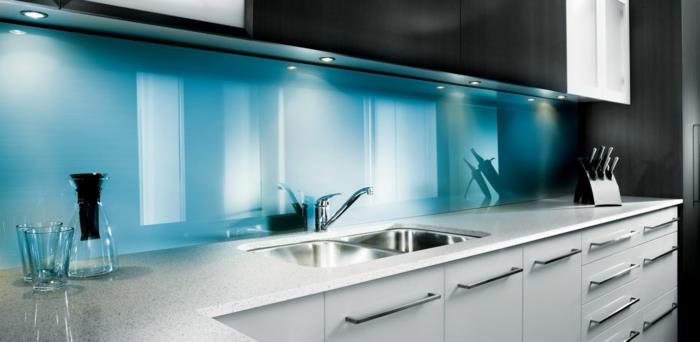 lasinen takaseinä keittiö akryylilasi vaaleansininen valkoinen keittiökaapit