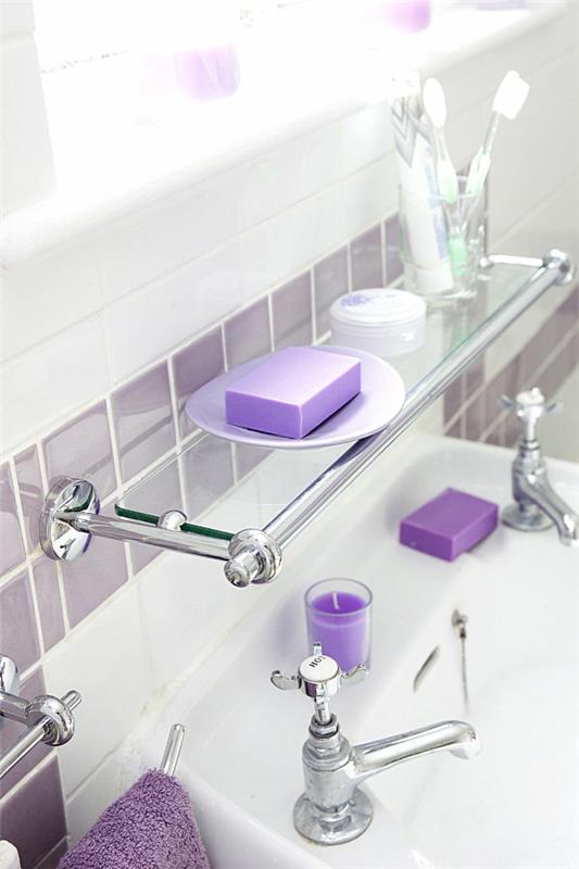 lasihylly pesualtaan yläpuolella, violetit aksentit