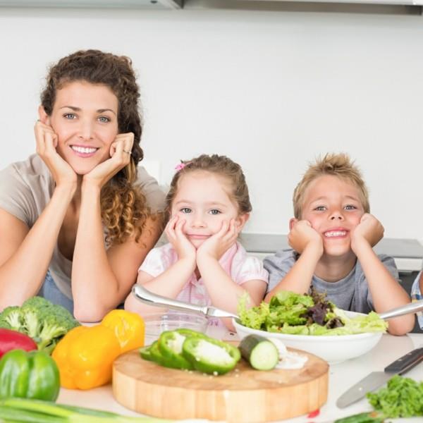 onnellinen perhe terveellisesti syöviä lapsia