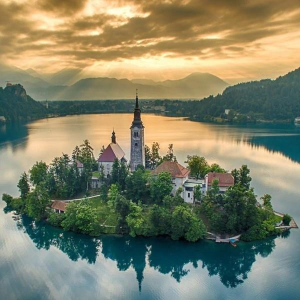 halvat lomakohteet slovenia lake bled