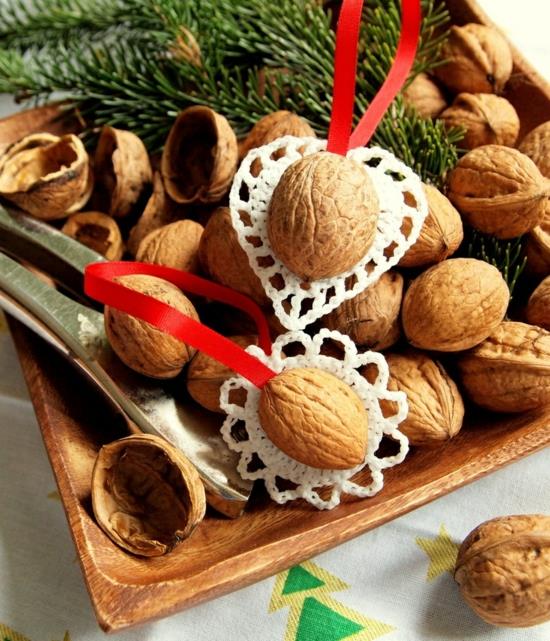 halpoja joulukoristeita pähkinöiden kanssa