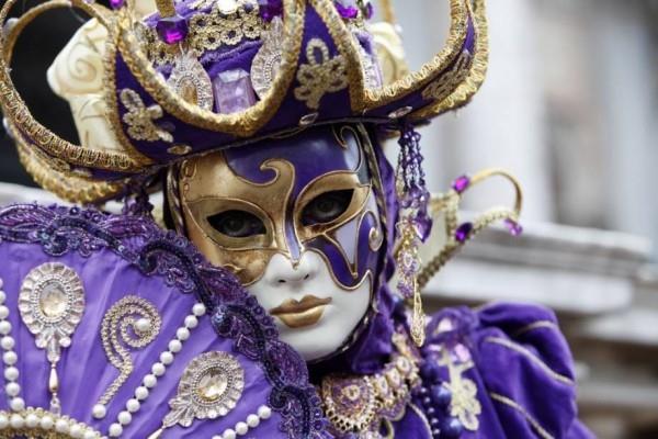 kultaisia ​​ja violetteja ideoita karnevaalipuvut