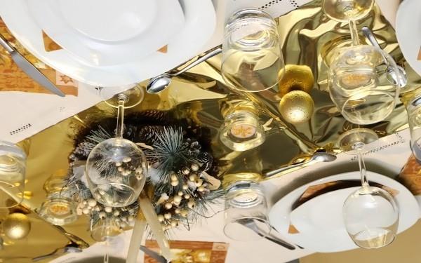 kultainen-joulupöytä-koristelu-alumiinifoliolla-kuusenvihreä