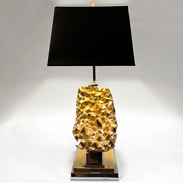 goldtouch -lampunjalka messinkiä mustalla lampunvarjostimella