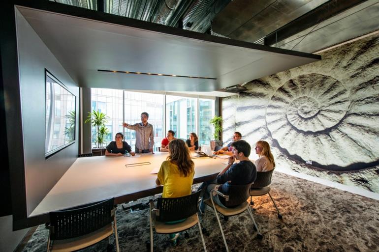 google kampuksella dublin toimistokalusteet stressiä työpaikan kokoushuoneessa