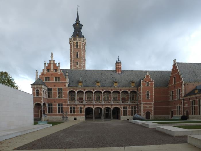 Goottilaisen arkkitehtuurin elementtejä Stedelijk Museum Hof ​​van Busleyden 'Mechelen Belgia