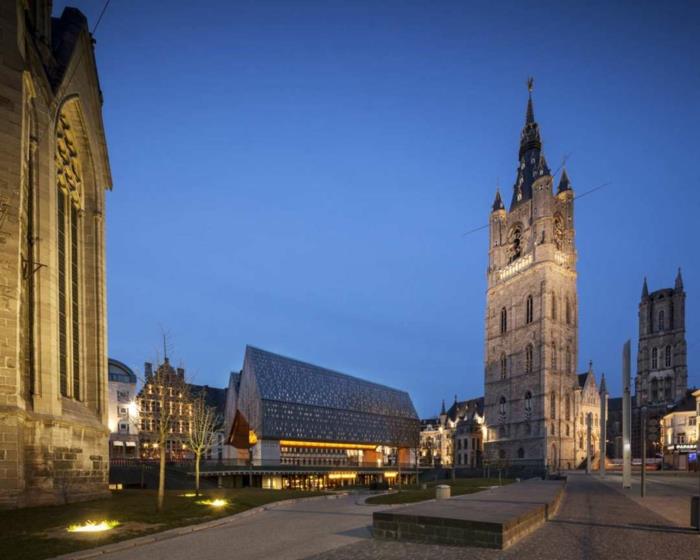 Goottilainen arkkitehtuuri elementtejä moderni rakennus Markthalle Gent