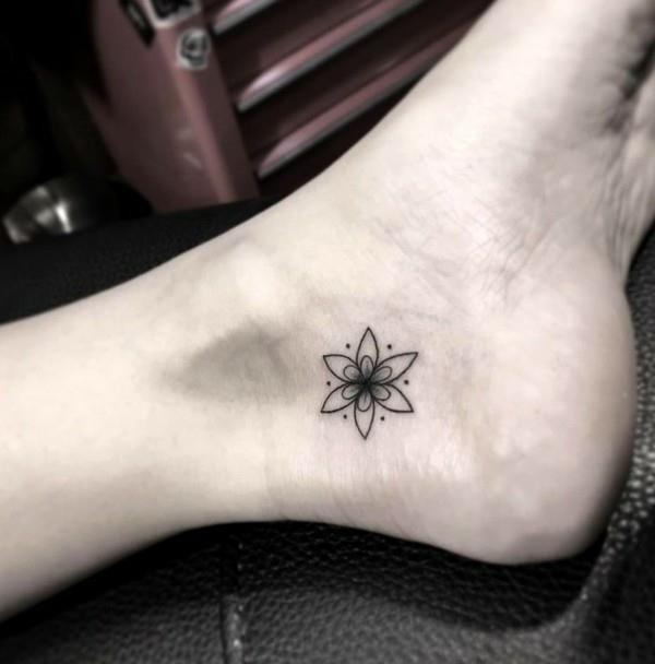 graafiset mini -tatuoinnit naisten nilkka -tatuointi