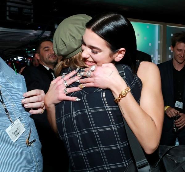 grammy -palkintojen halaus ystävän kanssa
