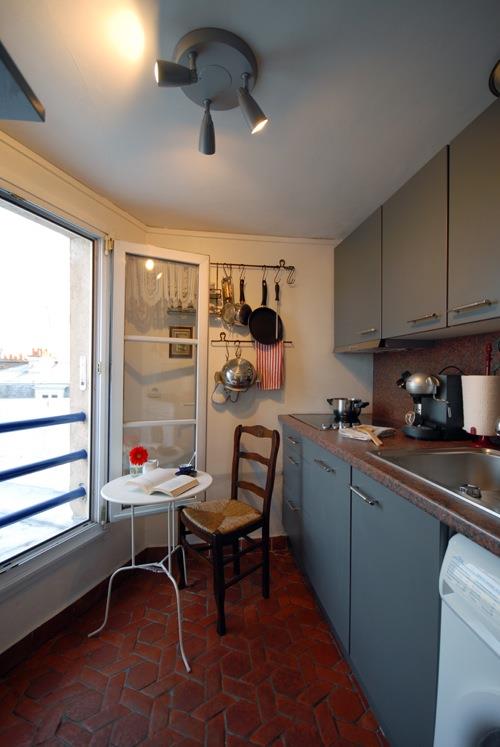 pieni keittiö suunnittelee ruskean ikkunan keittiön kiskon pöydän ympärille