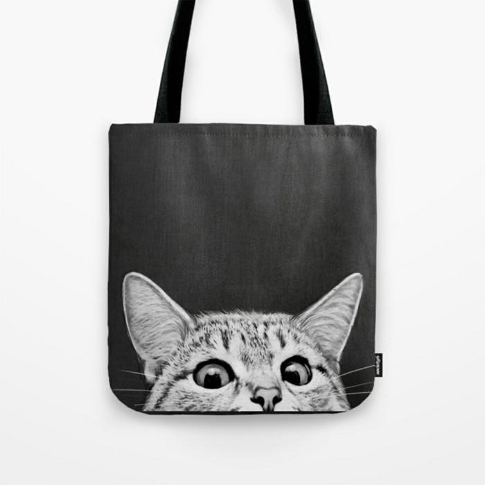 harmaa laukku käsilaukku kissanpennun kanssa