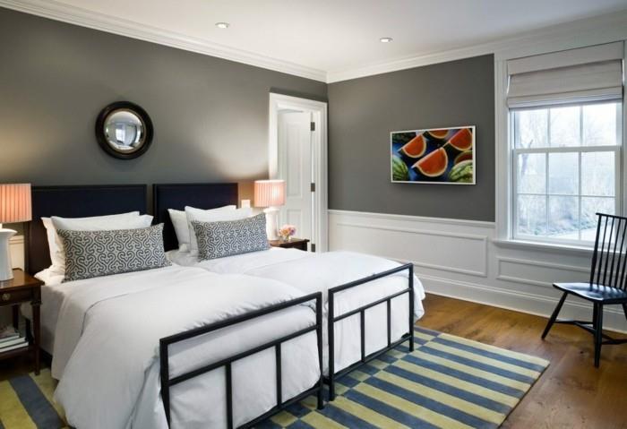 harmaat seinät makuuhuoneen värit vuodevaatteet raidallinen matto