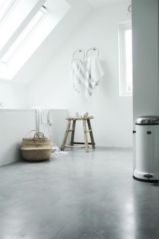 harmaa betonilattia minimalistinen kylpyhuone kaltevan katon alla