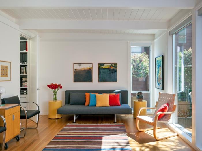 harmaa sohva olohuone sisustus värillinen raidallinen matto tuoreita tyynyjä