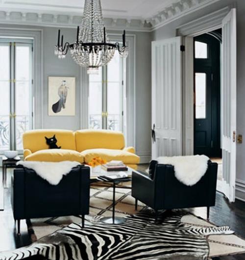 kirkkaan keltainen musta nojatuoli tyylikäs seepra ylittävä muotoilu matto kattokruunu ylellisyyttä