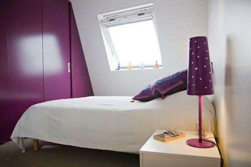 hohtavan violetti sisäänrakennettu vaatekaappi tyynyt yöpöydän lampun kohdat