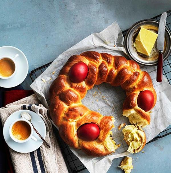 kreikkalaisen pääsiäisen seppeleen leipominen