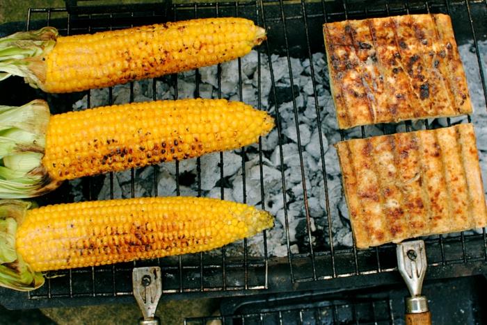 grillaa kasvissyöjävihannekset maissi cob tofulla