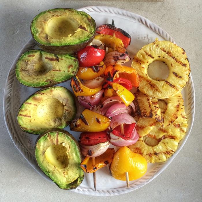 grilli kasvissyöjä vihannekset vegaani terve grillausideat avokado tomaatit paprika sipuli ananas