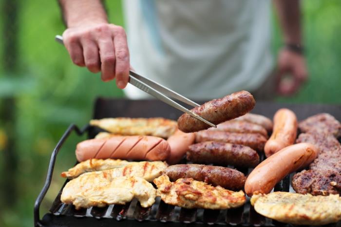 grillijuhlat grillattu liha varastaa makkarat grillaus kesäjuhla puutarhaideoita