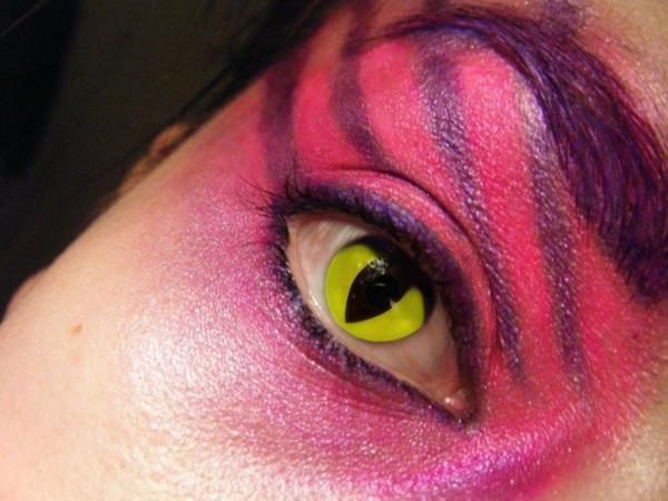 vaaleanpunainen violetti cheshire kissa diy puku raita silmät