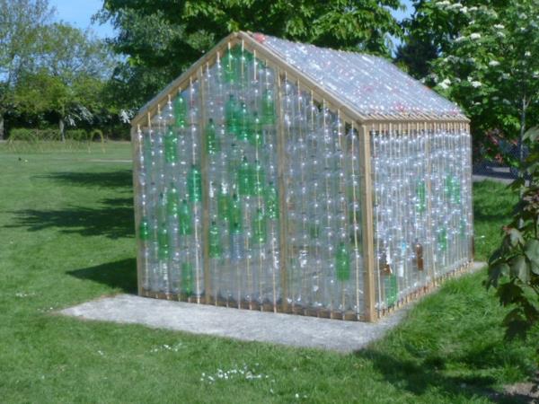 vihreä läpinäkyvä muovipullo kasvihuoneidea