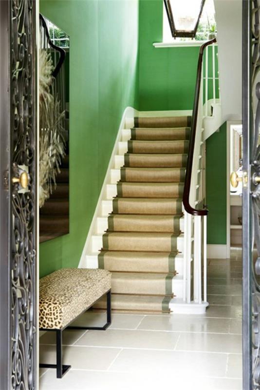 vihreän seinän suunnittelu käytävällä hehkuvat portaat
