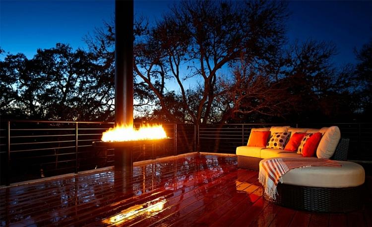 vihreä arkkitehtuuri terassi puulattia lounge kalusteet takka yöllä