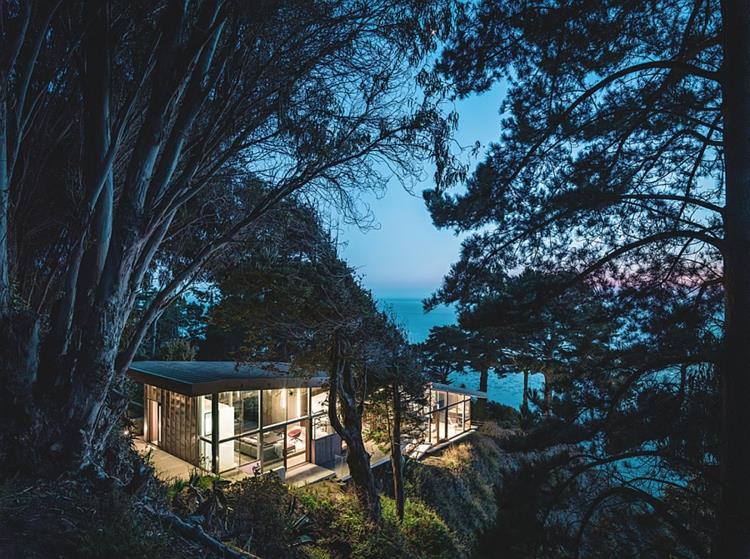 vihreä-arkkitehtuuri-ja-suunnittelu-arkkitehti-talo-pacific-coast-cliff-yöllä