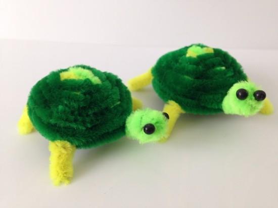 vihreät kilpikonnat taputtelevat putkenpuhdistusaineen kanssa
