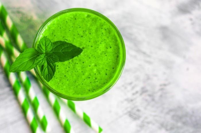vihreät smoothiet minttu avokado -pinaatti