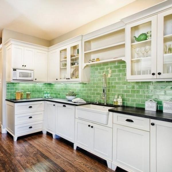 vihreä trendi keittiölaattapeili smaragdinvihreissä ja valkoisissa huonekaluissa