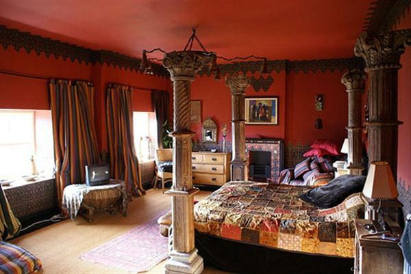 upea marokkolainen sisustus tummanpunainen seinä katto makuuhuone