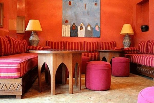 upea marokkolainen sisustus suunnittelee puuta raidallisten sohvien vieressä